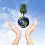 Klimaatverdrag: handen dragen de aarde met daarop nog maar 1 boom